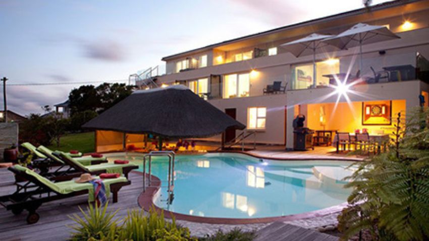 Lala Panzi pool at night